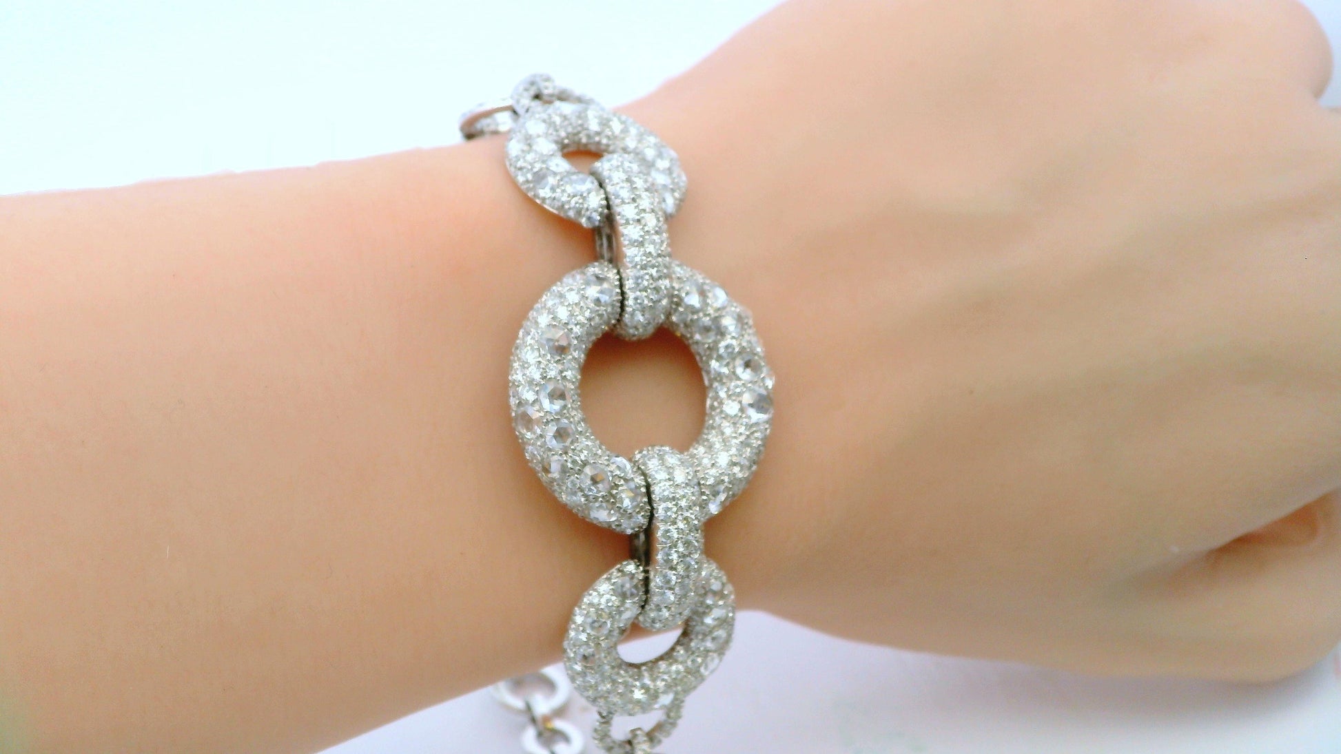 18K White Gold Diamond Pave Circle Bracelet