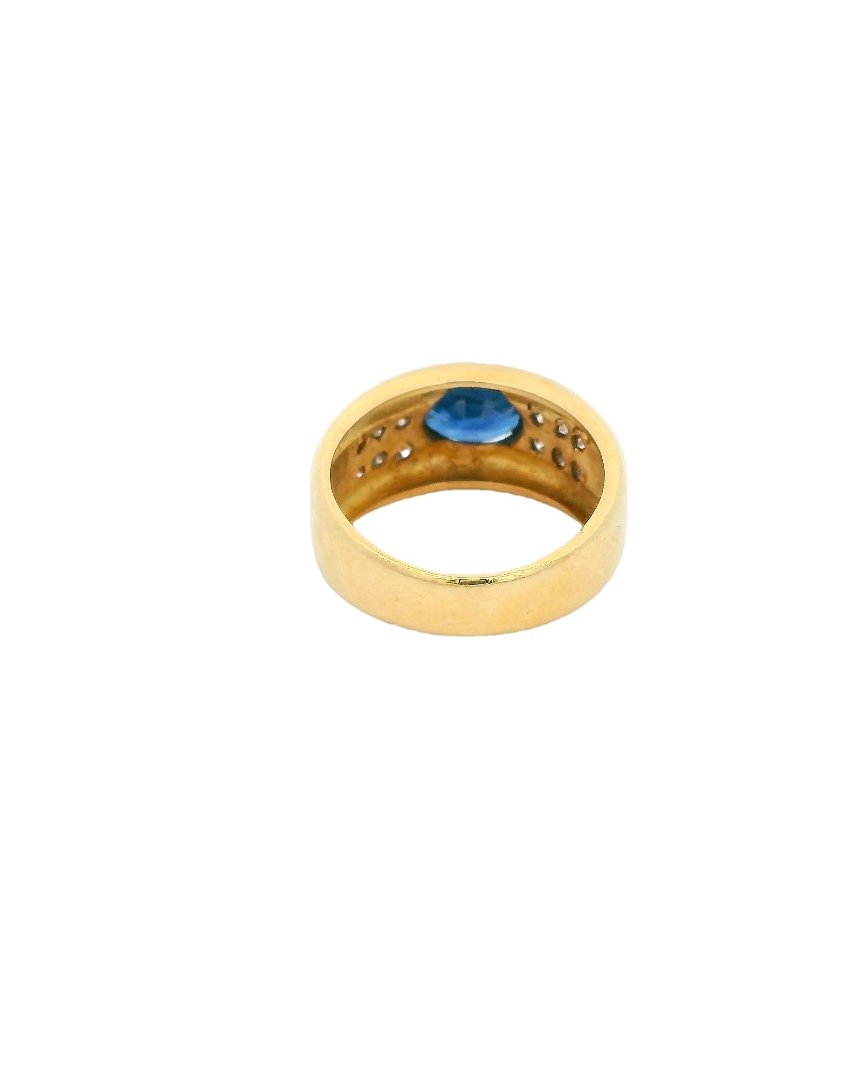 18k Oval Sapphire 12 Diamonds Ring