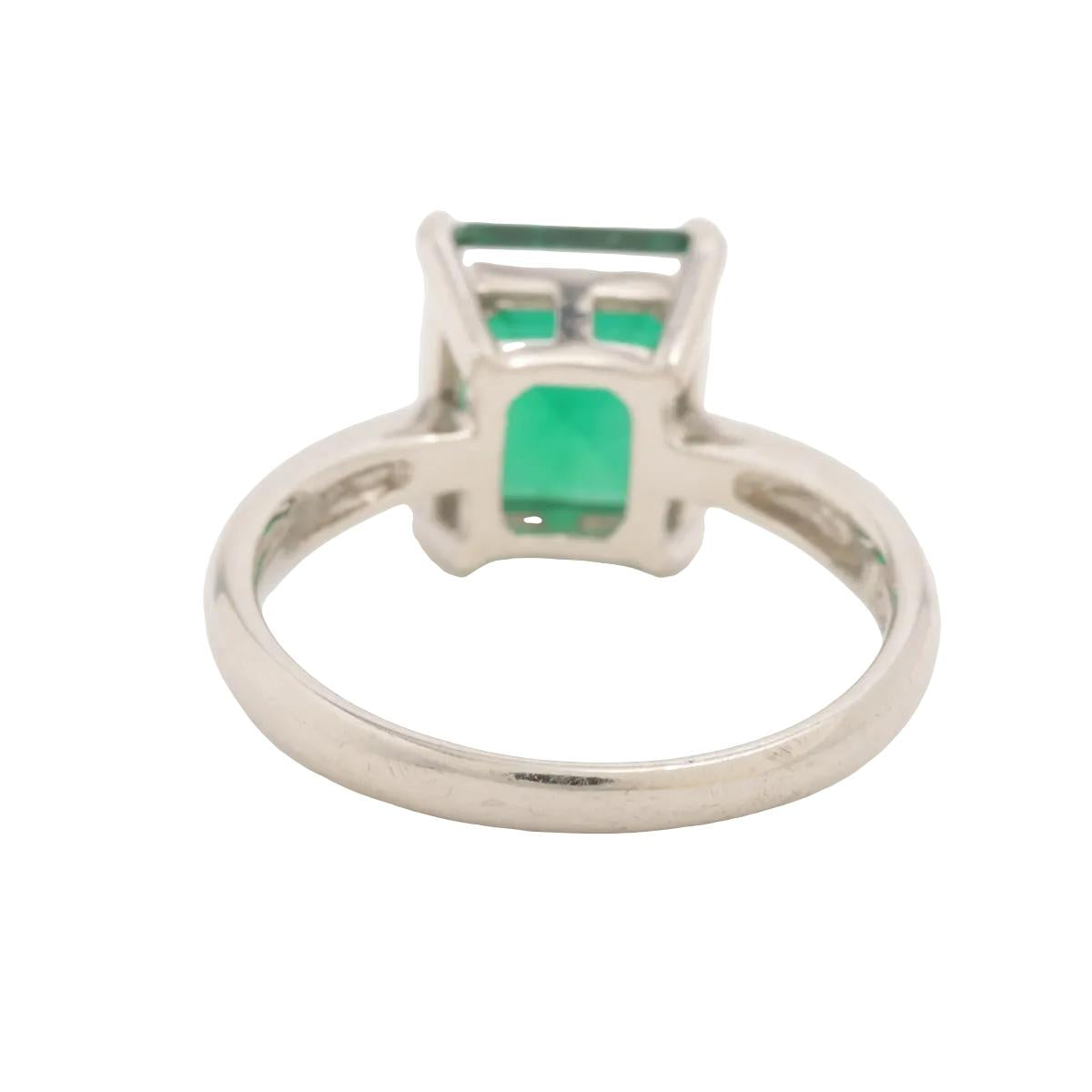 Elegant Japanese Emerald-Cut Ring in Platinum