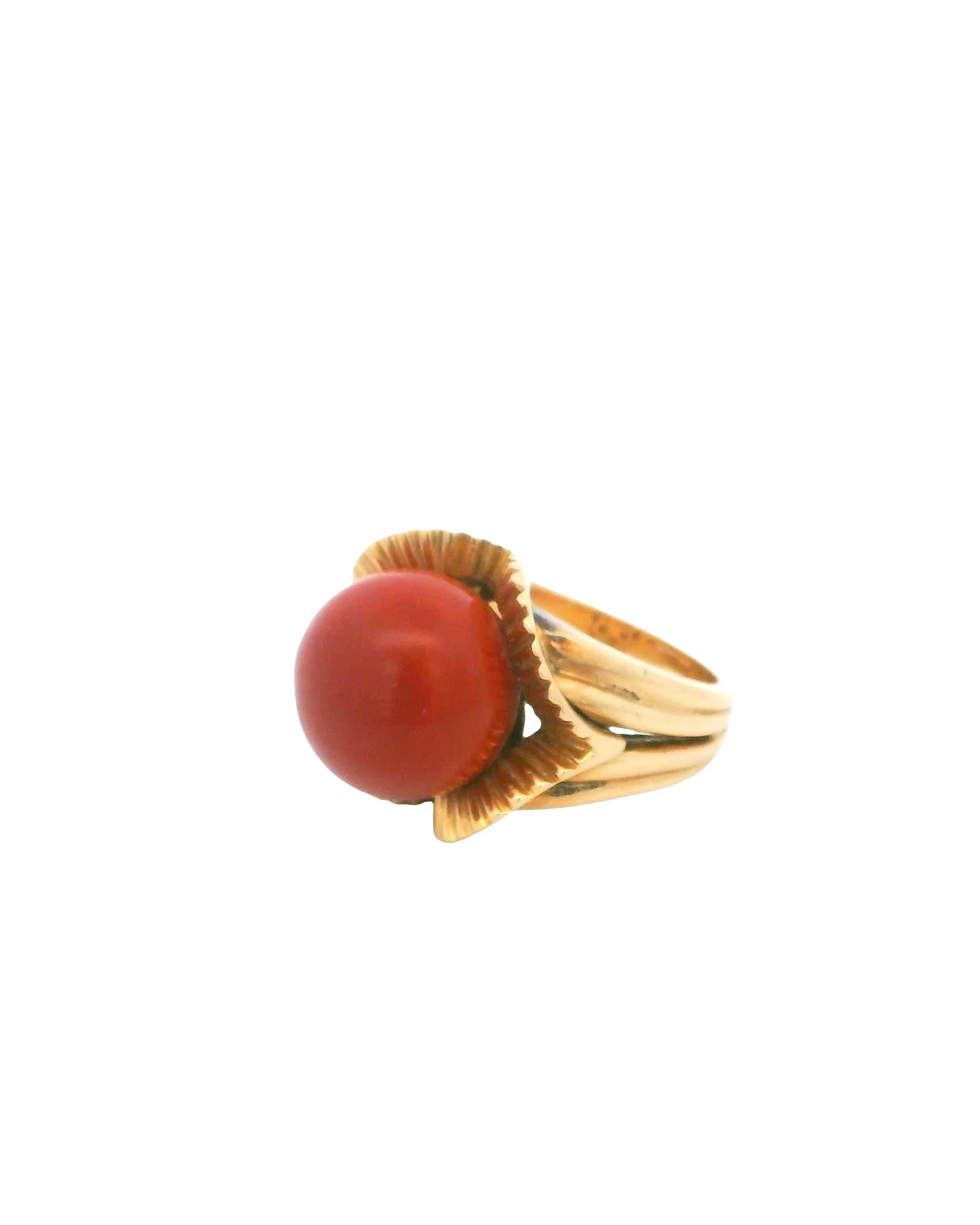 18k Yellow Gold Elaborate Cl Ball Deep Red Ring